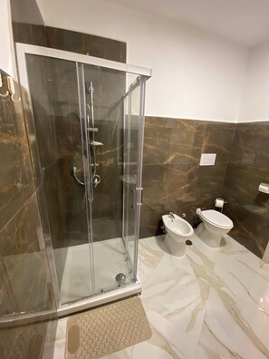 Habitación básica doble | Baño | Regadera, secadora de cabello, toallas, jabón