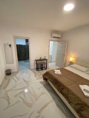 Escritorio, espacio para trabajar con laptop y wifi gratis