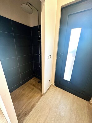 Haartrockner, Handtücher, Seife, Toilettenpapier