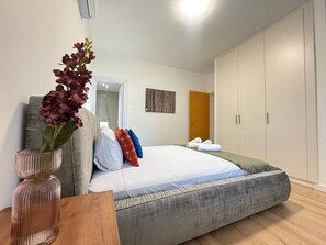 Een strijkplank/strijkijzer, wifi, beddengoed