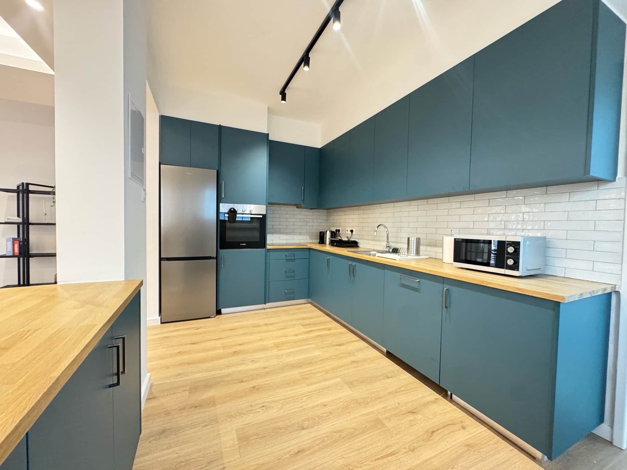 Een koelkast, een microgolfoven, een oven, een kookplaat