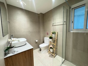 Een haardroger, handdoeken