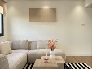 TV - Cozy Boho 2-BR Retreat in Central Nicosia (Nicosia)