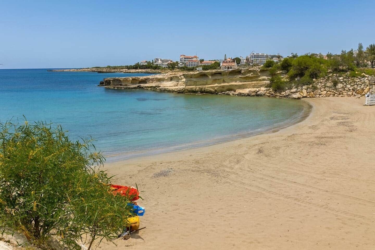 En la playa y toallas de playa 