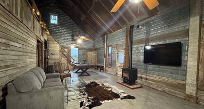 La Grange Retreat with fishing, 30 minutes from Round Top shopping.