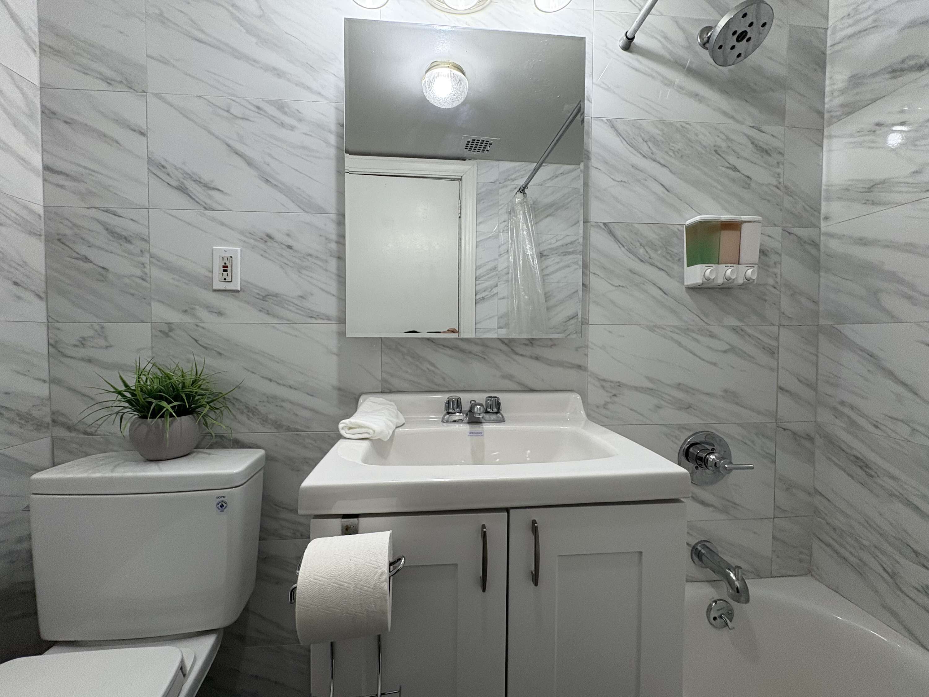 Dusj, hårføner, håndklær og såpe