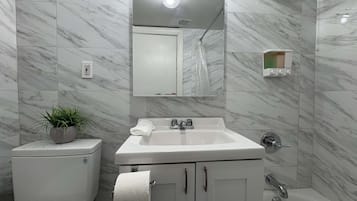 Dusj, hårføner, håndklær og såpe