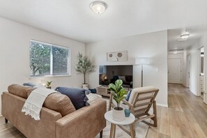 Living area - Fabulous 3-bedroom house with AC in charming Spokane (Spokane)