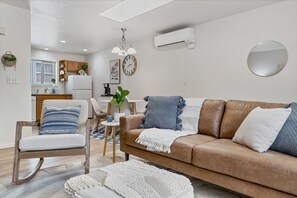 Living area - Fabulous 3-bedroom house with AC in charming Spokane (Spokane)