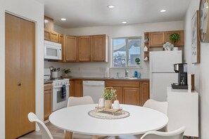 Private kitchen - Fabulous 3-bedroom house with AC in charming Spokane (Spokane)