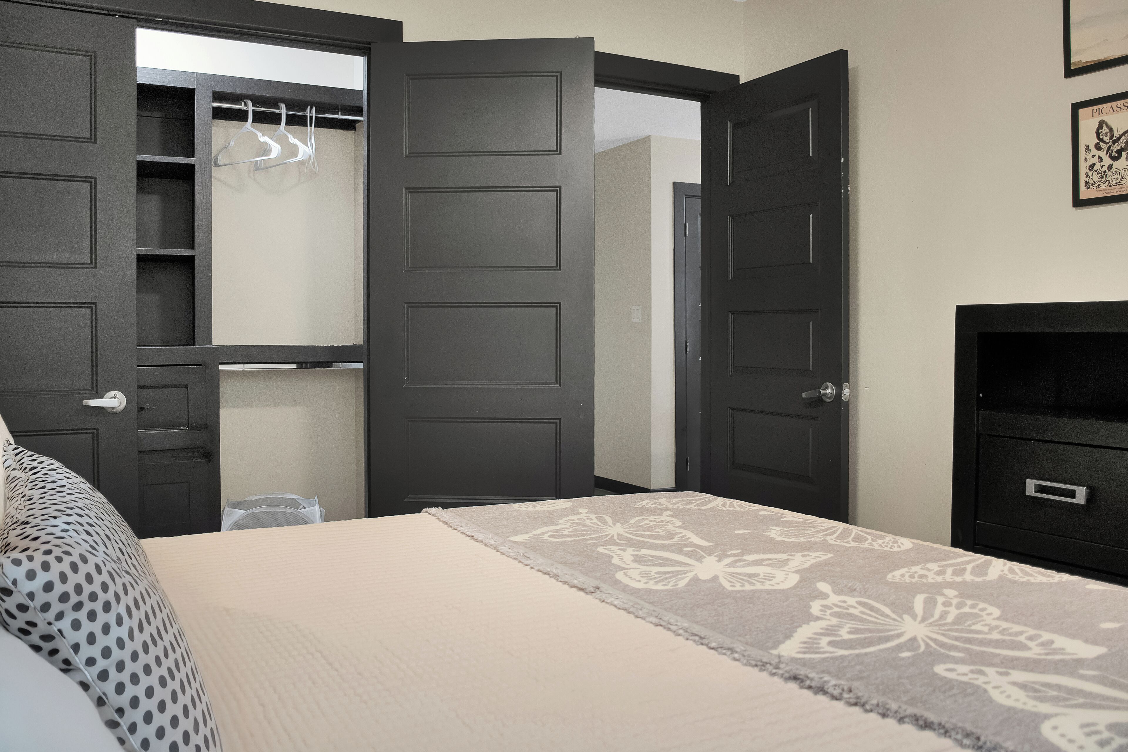 Silitysrauta/-lauta, Wi-Fi, vuodevaatteet