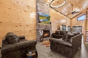 Smart TV, fireplace, video games, table football - Beautiful Luxury Cabin! Family Friendly/Private Pool/Theater Room/Fire Pit (Sevierville)