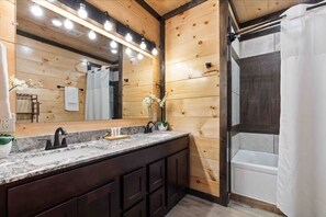 Jetted bath, hair dryer, towels, soap - Beautiful Luxury Cabin! Family Friendly/Private Pool/Theater Room/Fire Pit (Sevierville)
