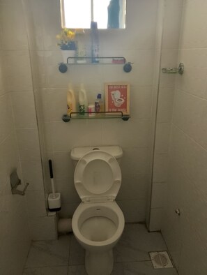 Toallas, jabón, papel de baño 