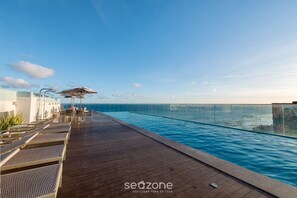 Apartamento básico | Piscina | Una piscina al aire libre