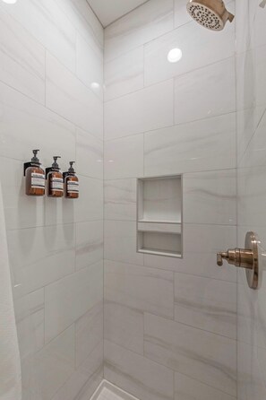 Shower, hair dryer, towels, shampoo - New River Ranch Retreat | King | Dining & Shopping (Lafayette)