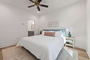 Desk, iron/ironing board, WiFi, bed sheets - New River Ranch Retreat | King | Dining & Shopping (Lafayette)