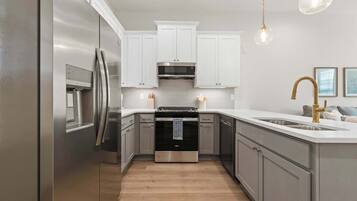 Refrigerador, microondas, horno y parrilla de estufa