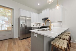 Fridge, microwave, oven, stovetop - New River Ranch Retreat | King | Dining & Shopping (Lafayette)