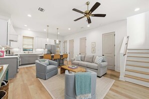 Smart TV, books, offices - New Oaks Escape • King • River Ranch • Nespresso (Lafayette)