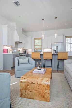 Smart TV, books, offices - New Oaks Escape • King • River Ranch • Nespresso (Lafayette)