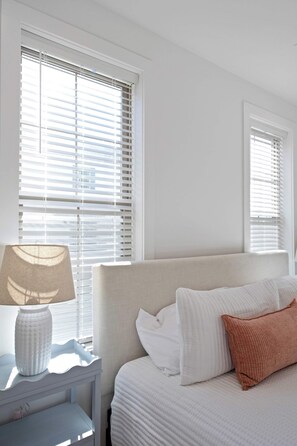 2 bedrooms, iron/ironing board, free WiFi, bed sheets - New Oaks Escape • King • River Ranch • Nespresso (Lafayette)