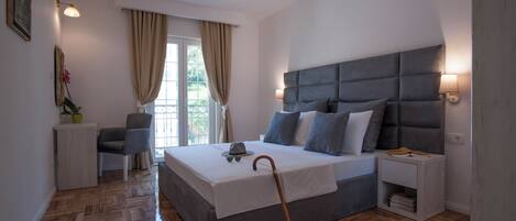 Tabla de planchar con plancha, wifi, ropa de cama