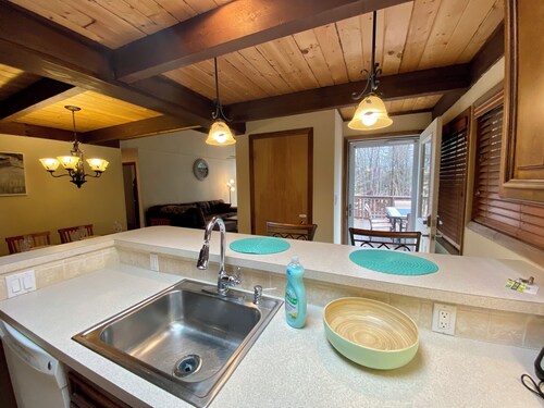 2 Bedroom Chalet Close to Ski- Snowboard-Tubing with Hot Tub