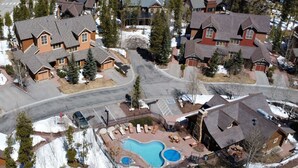 A residential area with houses, a swimming pool, and a driveway. - Sc6522-2 (Keystone)