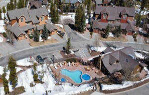 Un quartiere residenziale con case, una piscina e un parcheggio.