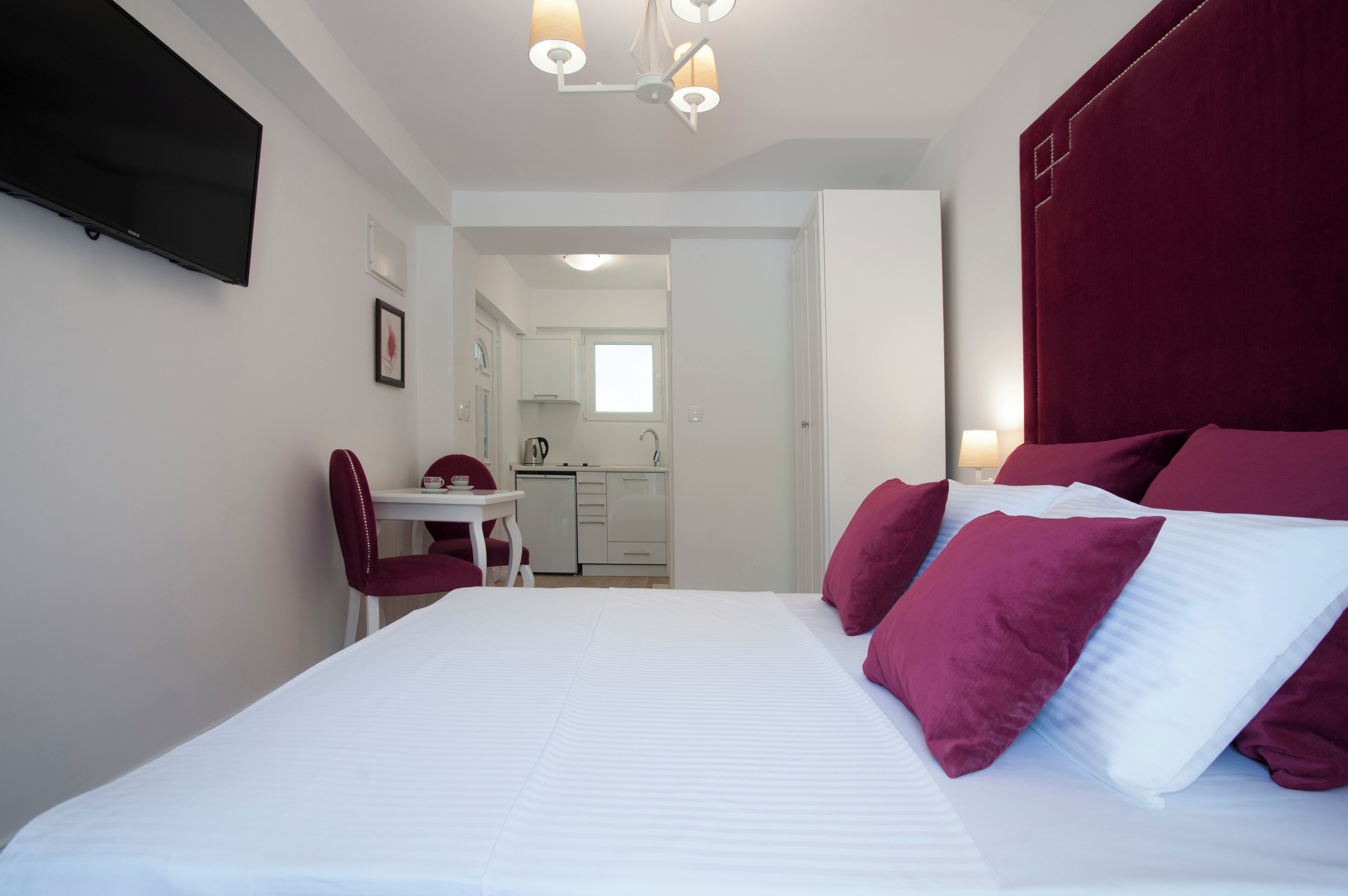 Tabla de planchar con plancha, wifi, ropa de cama