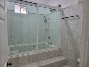 Hair dryer, towels, soap, toilet paper - Gorgeous 7-bedroom villa with AC in vibrant Cancún (Cancún)