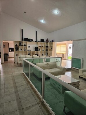 Interior - Gorgeous 7-bedroom villa with AC in vibrant Canc ún (Cancún)