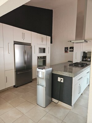 Private kitchen - Gorgeous 7-bedroom villa with AC in vibrant Cancún (Cancún)