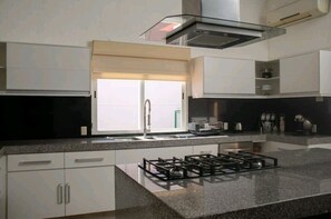 Private kitchen - Gorgeous 7-bedroom villa with AC in vibrant Cancún (Cancún)