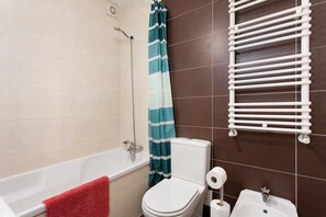 Douche, sèche-cheveux, serviettes fournies