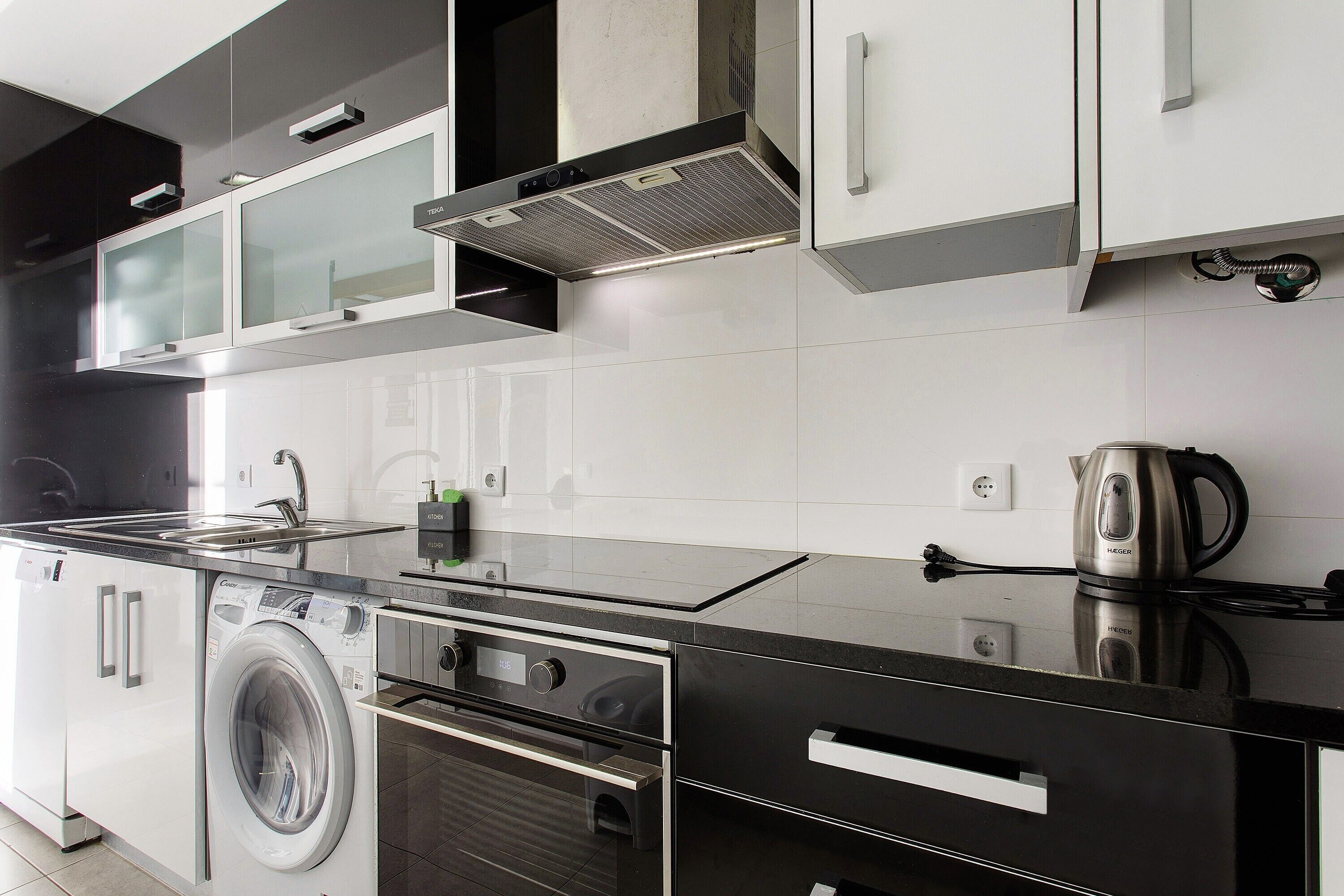 Jääkaappi, mikroaaltouuni, uuni, liesi