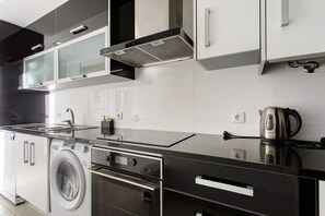 Geladeira, micro-ondas, fogão, cooktop