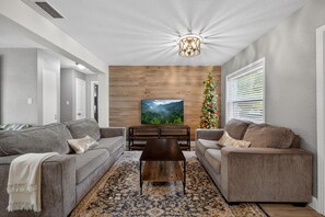 Living area - 3-Bedroom Home Across from Busch Gardens (tampa)