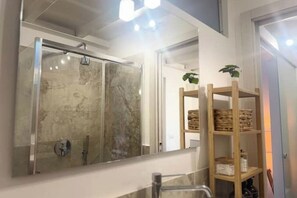 シャワー、ヘアドライヤー、ビデ、タオル
