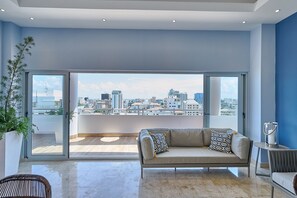 Apartamento de lujo, vistas a la ciudad | Zona de estar