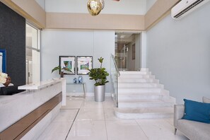 Apartamento superluxo, vista para a cidade | Saguão