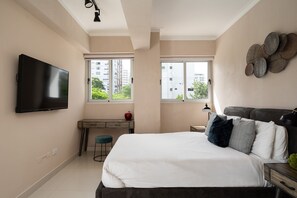 Apartamento superluxo, vista para a cidade | Cortinas blackout, ferros/tábuas de passar roupa, Wi-Fi de cortesia