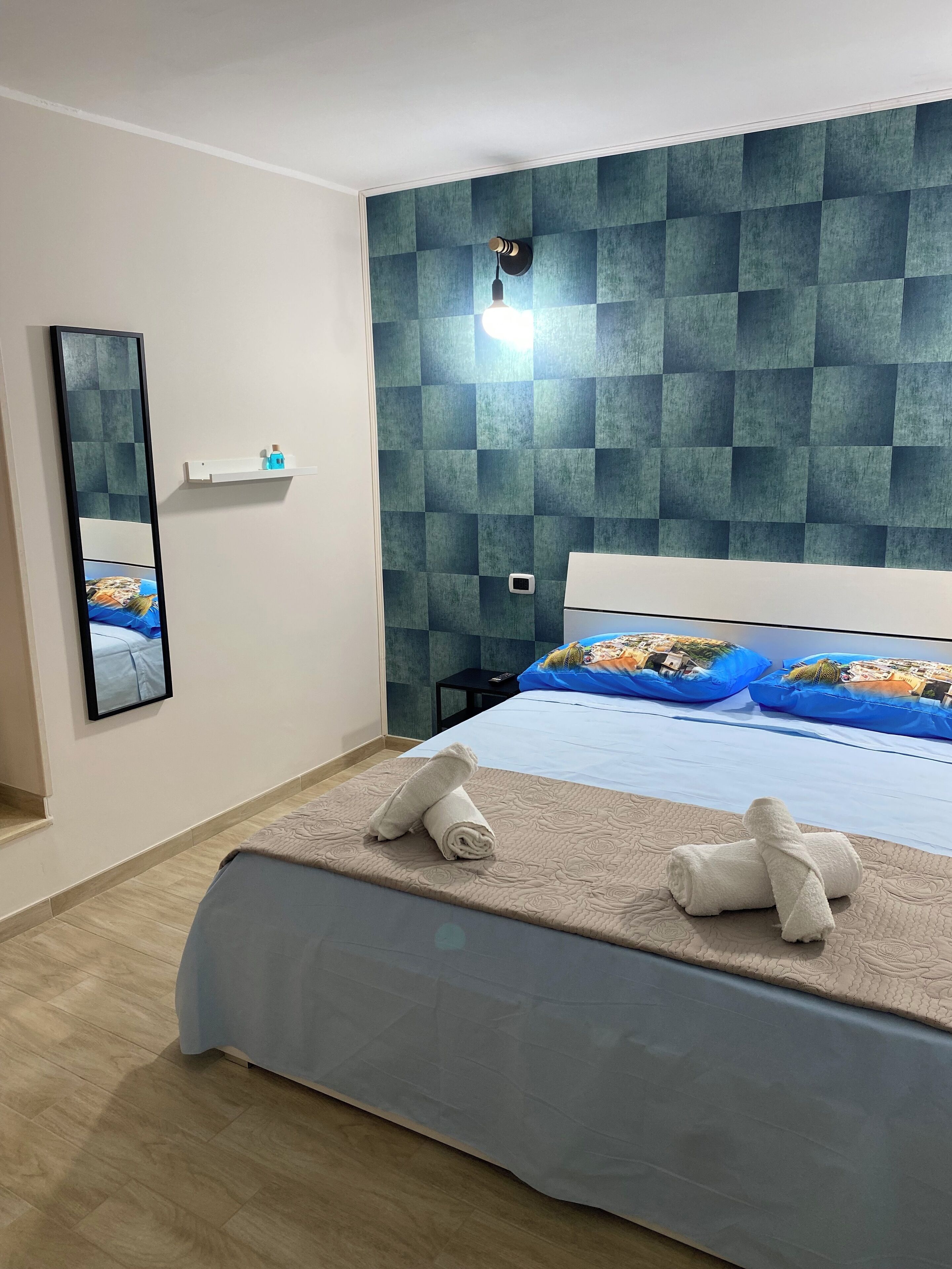 Escritorio, tabla de planchar con plancha, wifi gratis y ropa de cama 