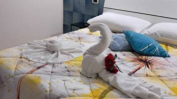 Escritorio, tabla de planchar con plancha, wifi gratis y ropa de cama