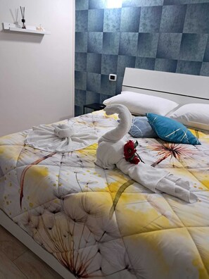 Escritorio, tabla de planchar con plancha, wifi gratis y ropa de cama 