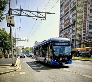A bus on a city street with a sign reading "EJE 7 SUR".