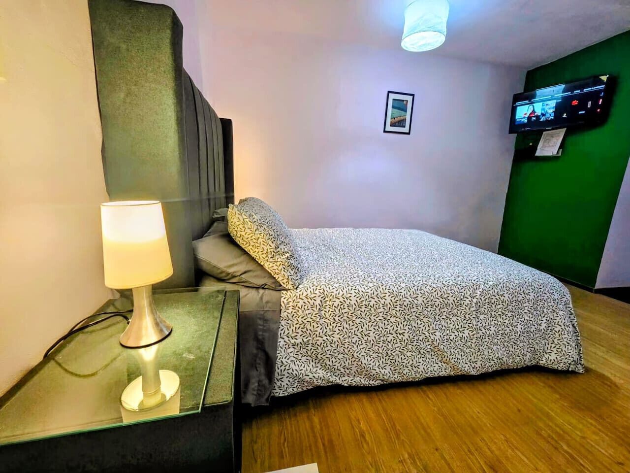 Een bureau, een strijkplank/strijkijzer, wifi, beddengoed
