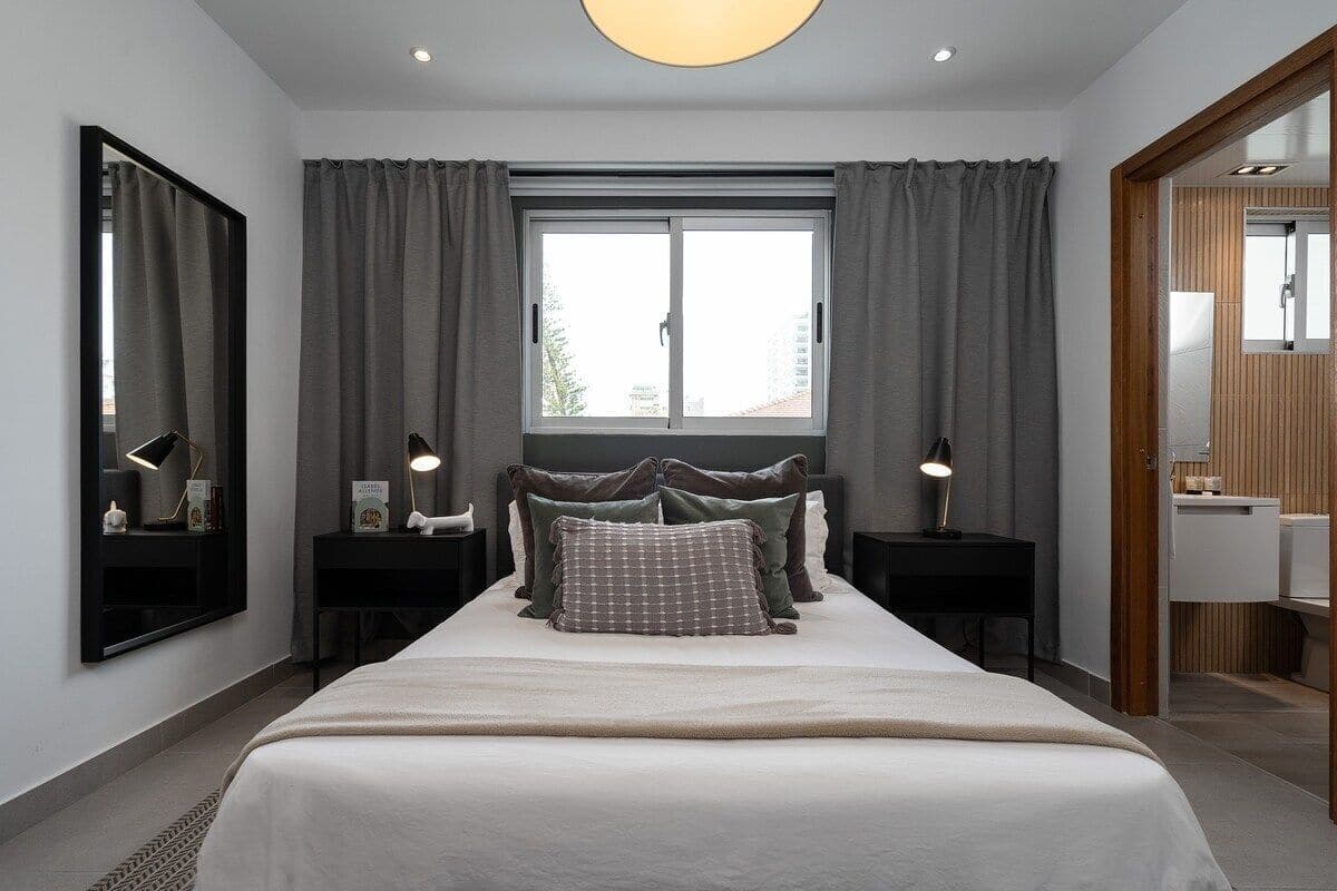 Leilighet – basic | Safe på rommet, blendingsgardiner og strykejern/-brett