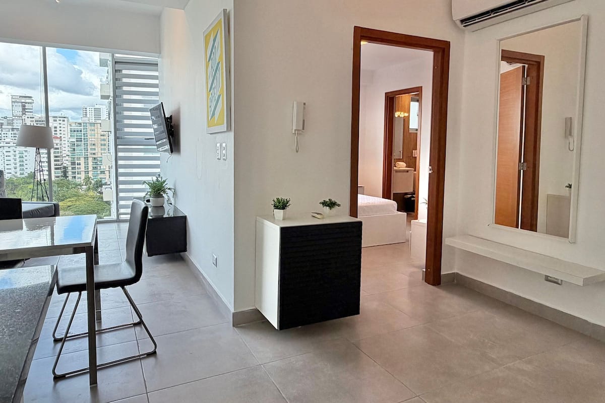 LÀgenhet | VÀrdeförvaringsskÄp pÄ rummet och mörklÀggningsgardiner